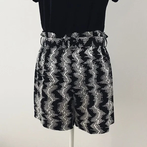 COUNTRY ROAD size 8/10 black and white shorts with tie belt and elastic waist - Picture 5 of 8